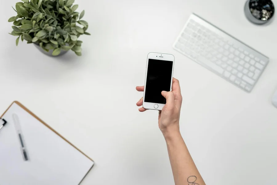 Espacio de trabajo con portátil y cuaderno